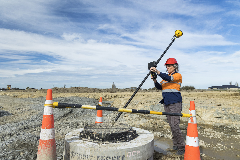 Trimble R780 GNSS 接收机 一位大地测量员正在使用 Trimble R780 GNSS 接收机
